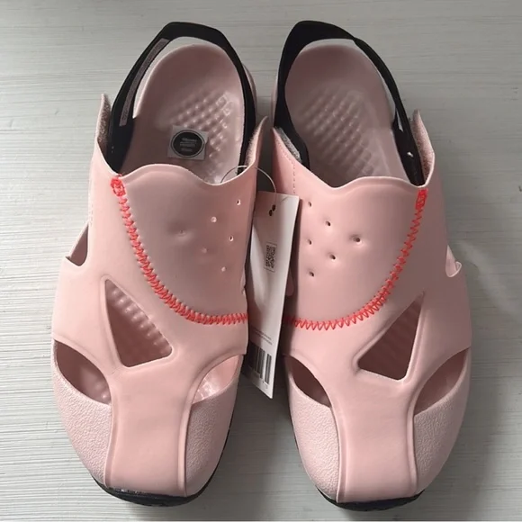 Nike Jordan girl’s pink sandals - Picture 2 of 3